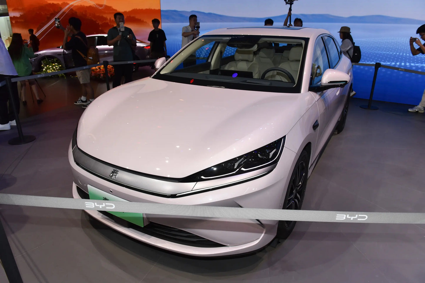 BYD Qin L электромобиль