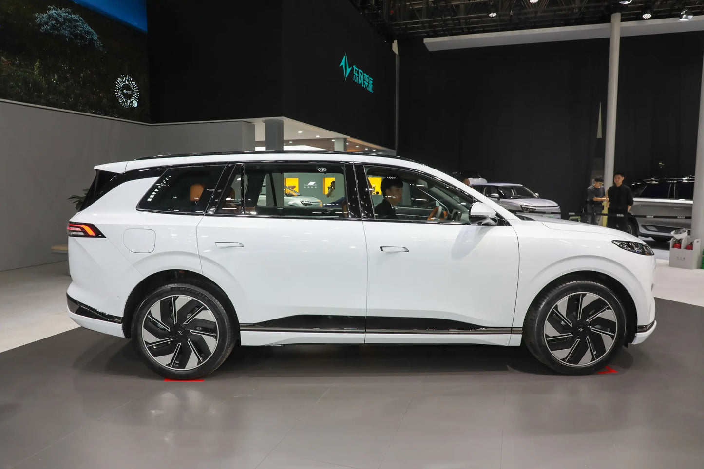 Dongfeng eπ008-Hybride REEV