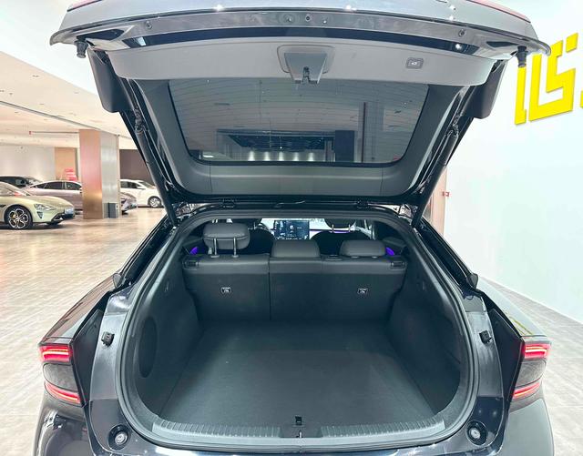 هاتف XPENG P7+ 2024 فائق المدى معتمد ومستعمل