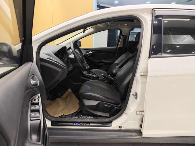 Certificated Used Ford Focus 2012 Model Hatchback 1.6L Automatic Fashion Style Trim