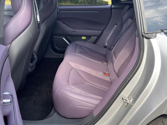 سيارة XPENG P7 موديل 2025 معتمدة مستعملة، دفع رباعي، أداء فائق، فائقة الأداء