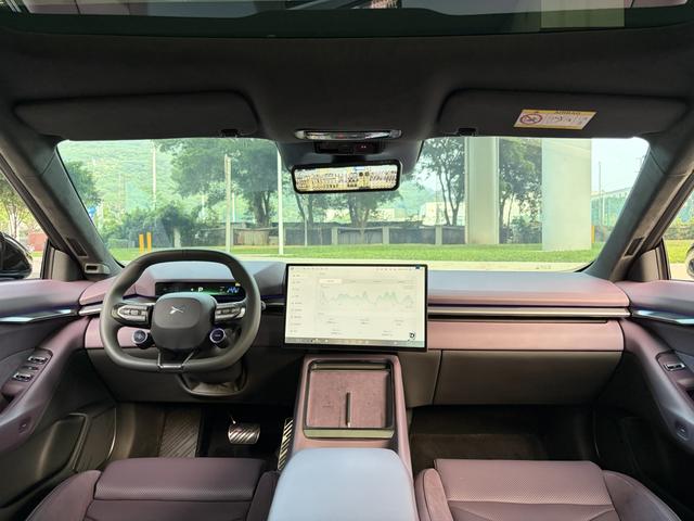 جهاز XPENG P7 2025 702 طويل المدى فائق الجودة معتمد ومستعمل