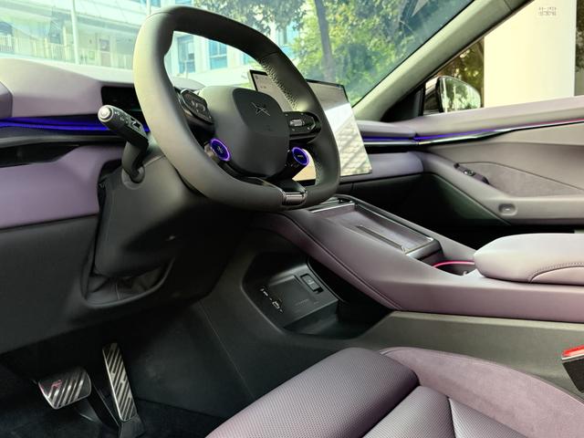 جهاز XPENG P7 2025 702 طويل المدى فائق الجودة معتمد ومستعمل