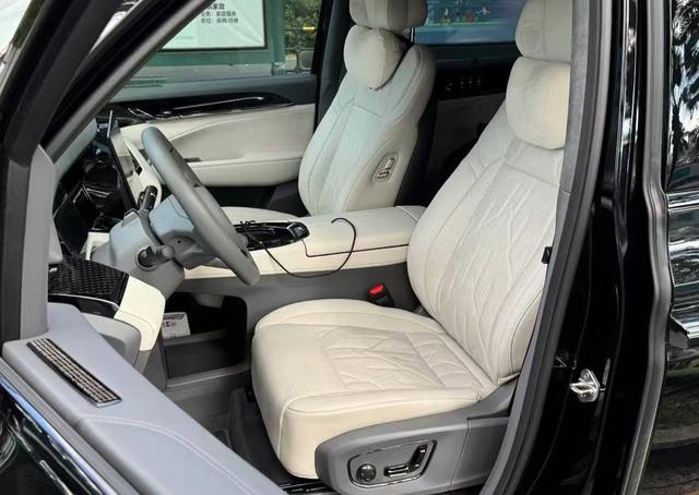 Certificated Pre-Owned ZEEKR 009 2024 Six-seater Executive Edition AWD 108kWh -u22465714