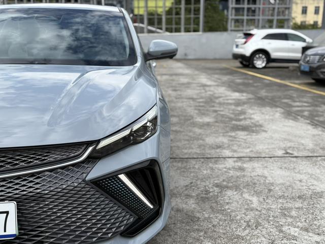 سيارة جيلي إمجراند L HiP 2022 1.5TD-DHT Pro 100KM Super Rui مستعملة معتمدة