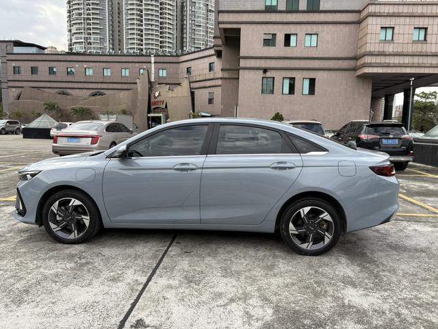 سيارة جيلي إمجراند L HiP 2022 1.5TD-DHT Pro 100KM Super Rui مستعملة معتمدة