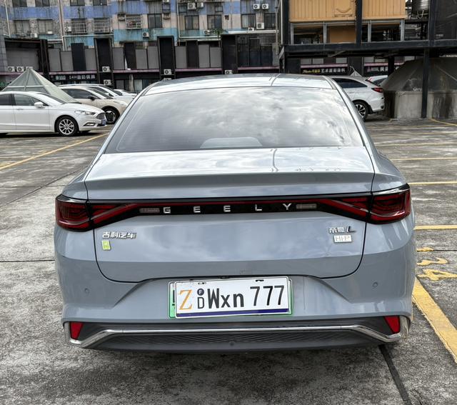 سيارة جيلي إمجراند L HiP 2022 1.5TD-DHT Pro 100KM Super Rui مستعملة معتمدة