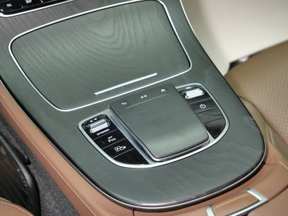 Mercedes-Benz Classe E PHEV d'occasion certifiée, modèle E 350 e L, berline sport, année 2022.