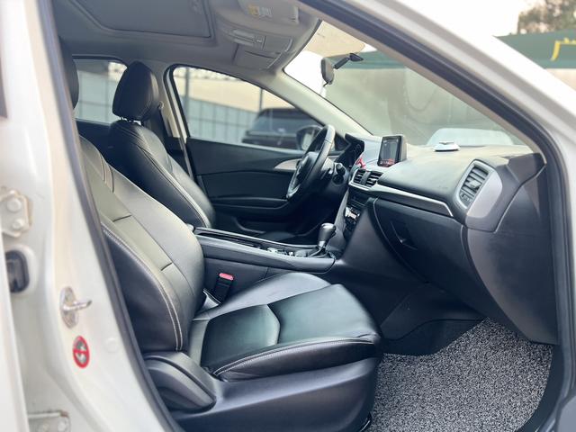 Certificated Used Mazda 3 Axela 2017 Two-Door 2.0L Automatic Luxury Type National V