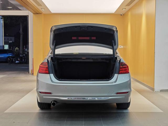 سيارة BMW الفئة الثالثة موديل 2014، طراز 320Li، مستعملة معتمدة، حزمة التصميم الفاخر