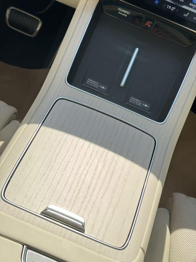 Pre - Owned Voyah S9 2025 Extended - Range Rear - Wheel Drive Ultra