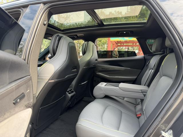 Certificated Pre-Owned Lynk & Co 08 EM-P 2023 220 AWD Performance Halo -u21897607