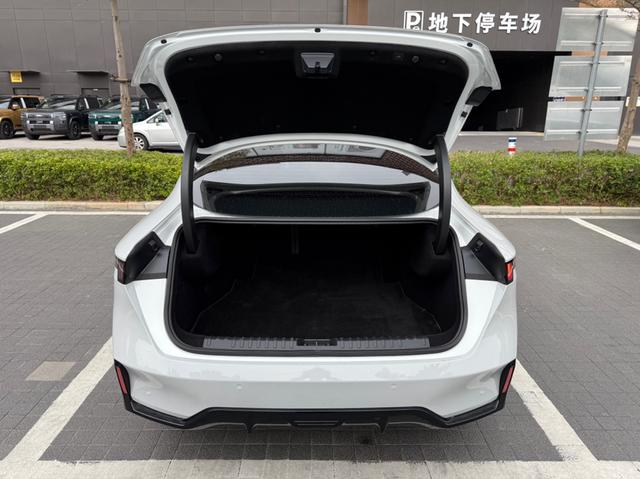 Certificated Pre-Owned Lynk & Co 07 EM-P 2024 126 Long Range Halo -u21687891