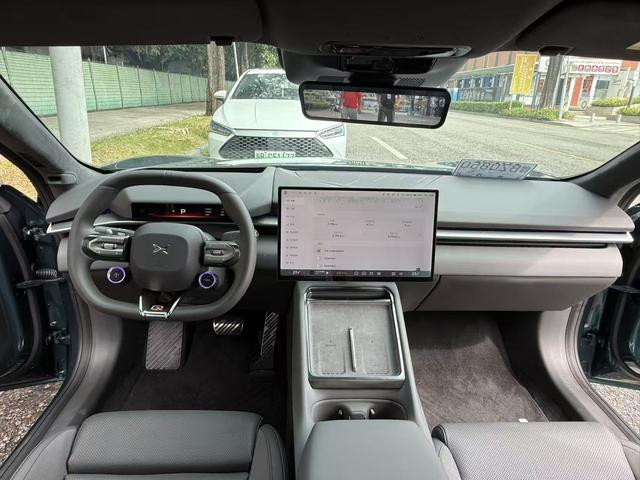 جهاز XPENG P7 2025 702 طويل المدى فائق الجودة، معتمد ومستعمل